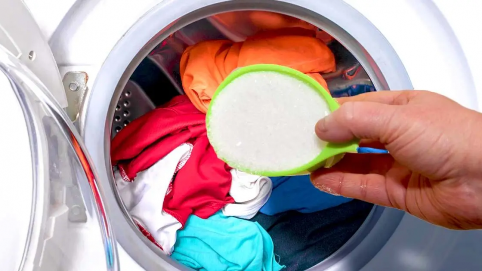 ¿Por qué echar sal en la ropa antes de lavarla?