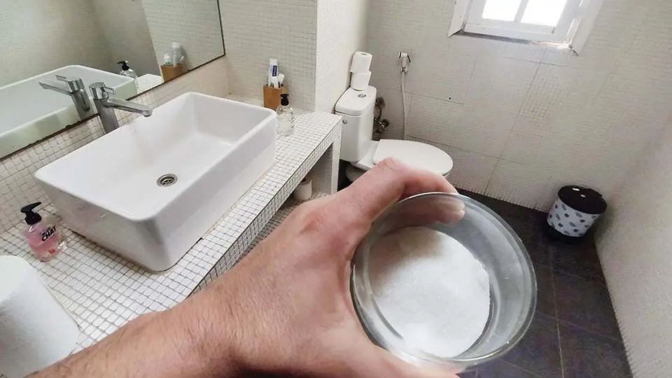 Llena un vaso de sal: es la solución a muchos de tus problemas de baño