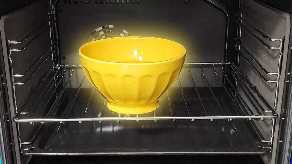 Pon un bol de vinagre en el horno: acabarás con este problema para siempre