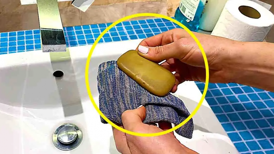 Poner jabón en un calcetín viejo: soluciona uno de los mayores problemas del baño