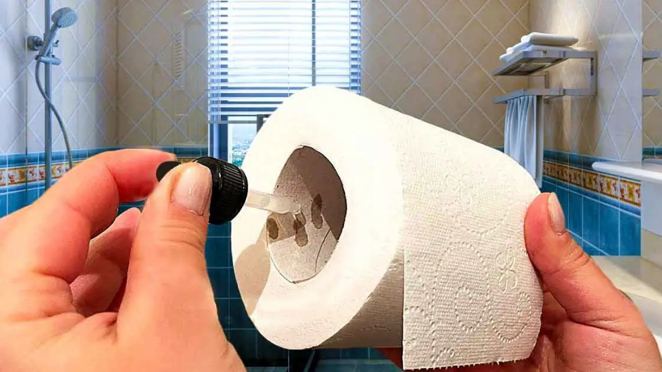 Mojar el papel higiénico es la solución al mayor problema del baño