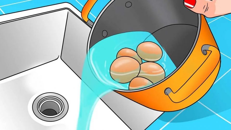 Verter agua de cocción de huevos en el fregadero es una mala idea: he aquí por qué