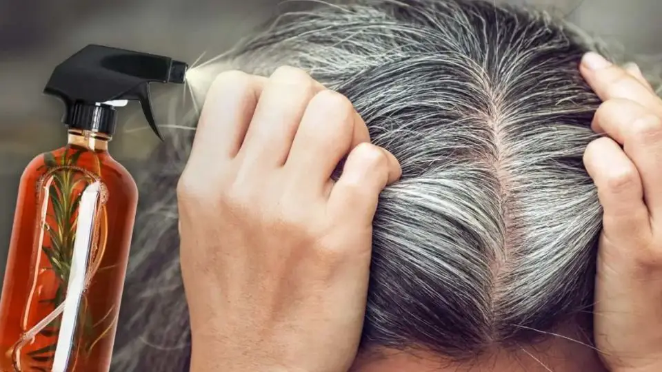 El truco  para teñir las canas de forma natural y frenar la caída