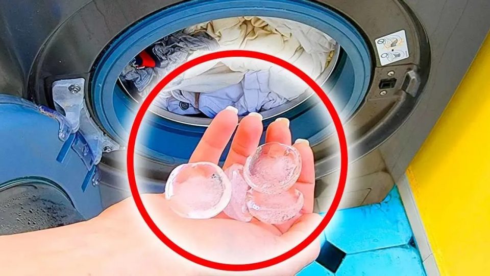 Poner cubitos de hielo en la lavadora: la solución a un problema que todos tenemos