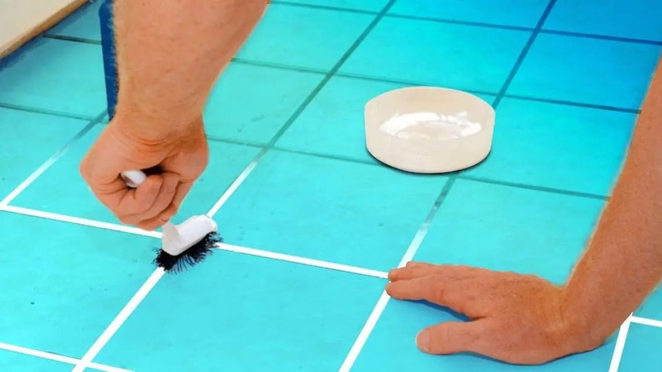 Elimina las juntas negras de los azulejos del baño o la cocina sin esfuerzo: un método eficaz