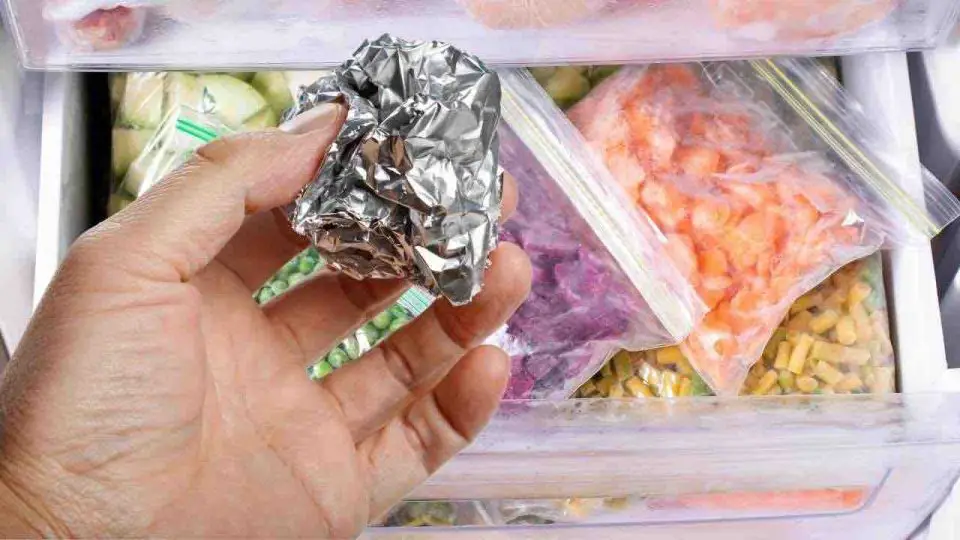 ¿Por qué hay que poner papel de aluminio en el congelador?  