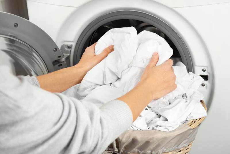 ¿Mal olor en la ropa incluso después de lavarla? El truco de las tintorerías para acabar con él de forma definitiva