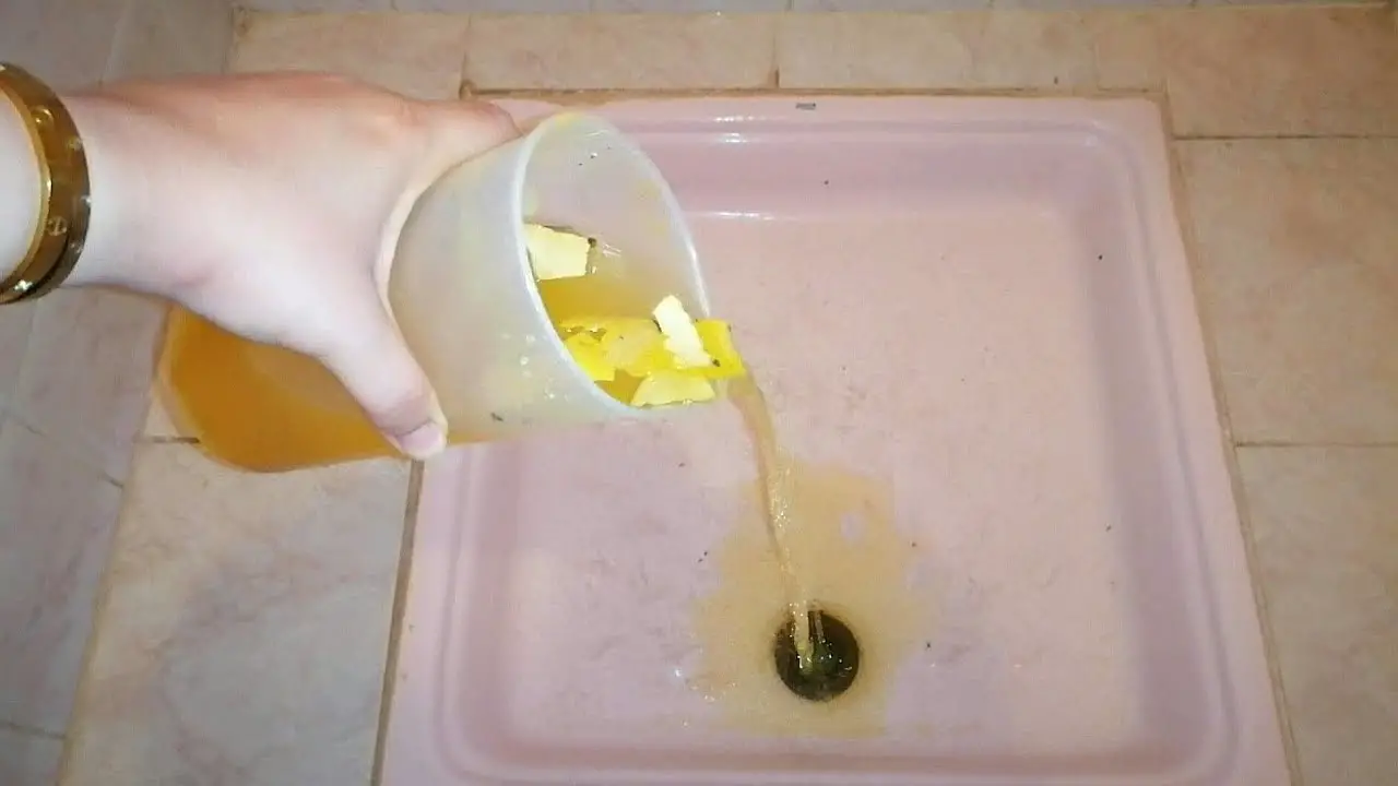 Verter vinagre en la cisterna del váter: el truco que soluciona problemas