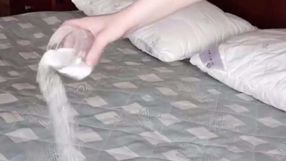 Sí, el bicarbonato de sodio puede limpiar un colchón: cómo usarlo