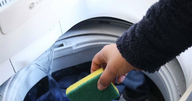Tirar un estropajo a la lavadora: el truco que soluciona un problema común