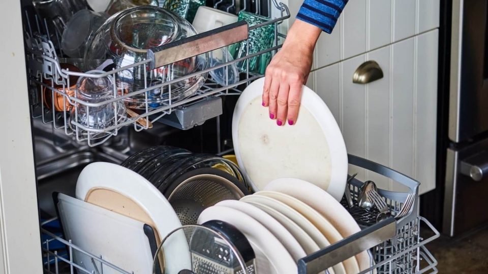 ¿Platos que huelen después del lavavajillas? ¡Aquí hay 6 consejos útiles!