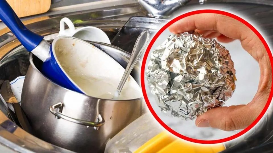 ¿Cómo usar papel de aluminio para limpiar sartenes y ollas quemadas?
