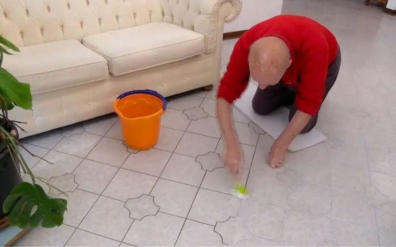 5 formas naturales de limpiar profundamente las juntas del piso y hacerlas brillar
