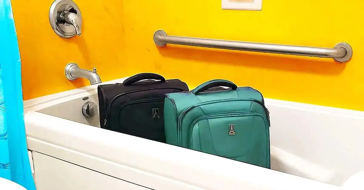 ¿Por qué tienes que poner las maletas en la bañera cuando entras en una habitación de hotel?