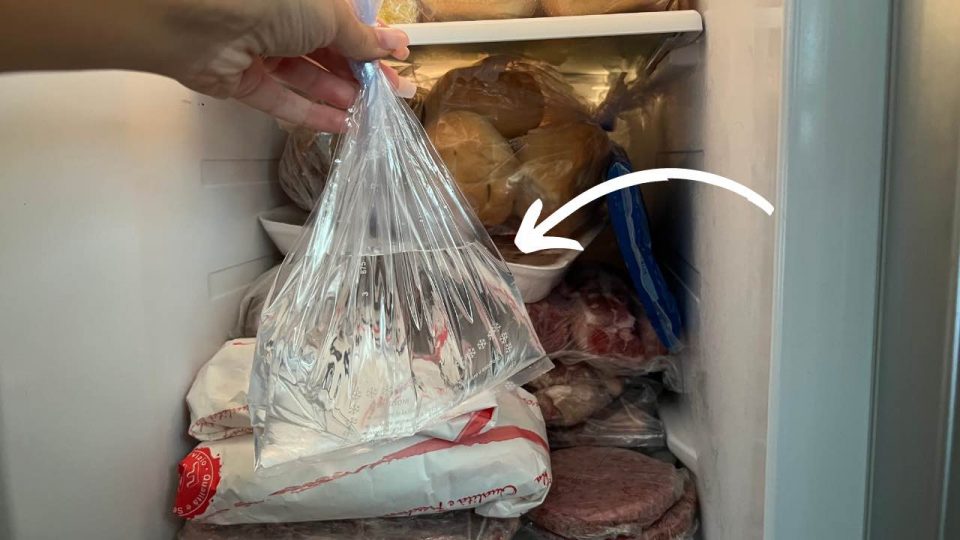 Pon bolsas llenas de agua en el congelador: ahorra mucho a fin de mes