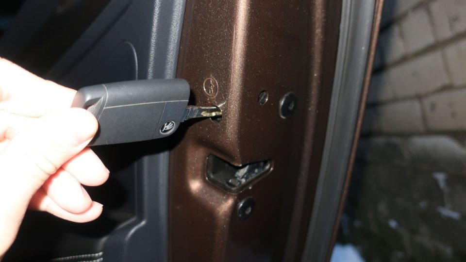 ¿Para qué se utiliza la cerradura de la puerta trasera del coche?