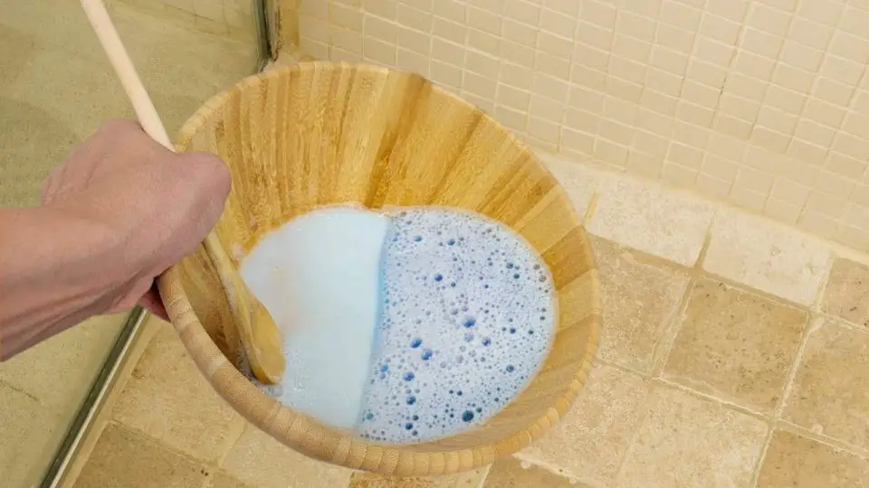 Este ingrediente elimina toda la cal y las manchas de tu baño.