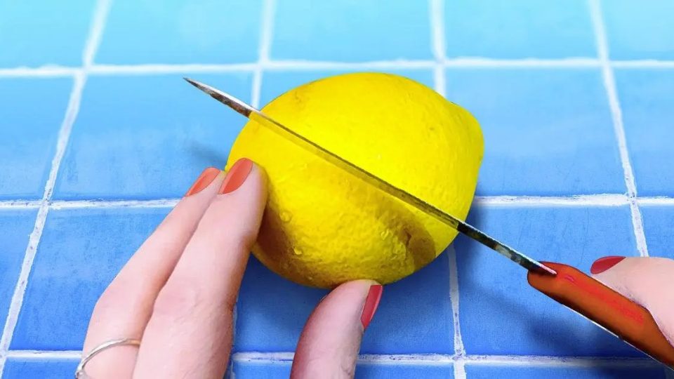 ¿Por qué es absolutamente necesario cortar el limón en diagonal? El truco que lo cambia todo