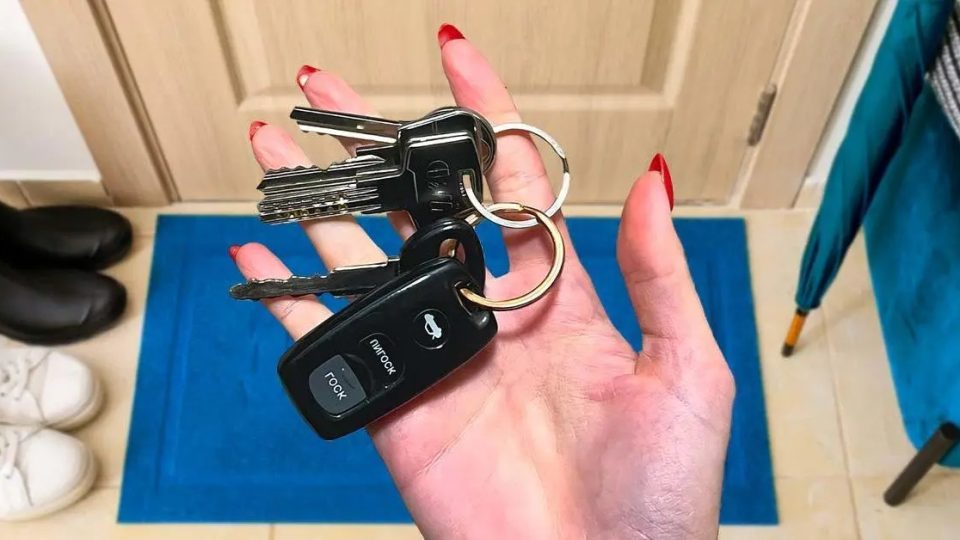 Nunca adjunte otras llaves con una llave de automóvil. Este error puede ser costoso