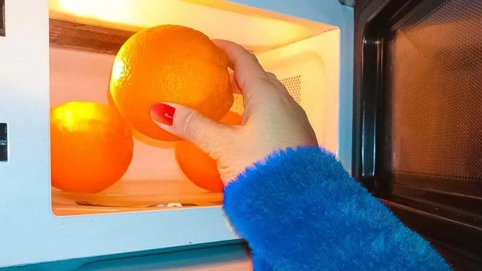 Microondas naranjas antes de pelar: la solución efectiva a un problema común