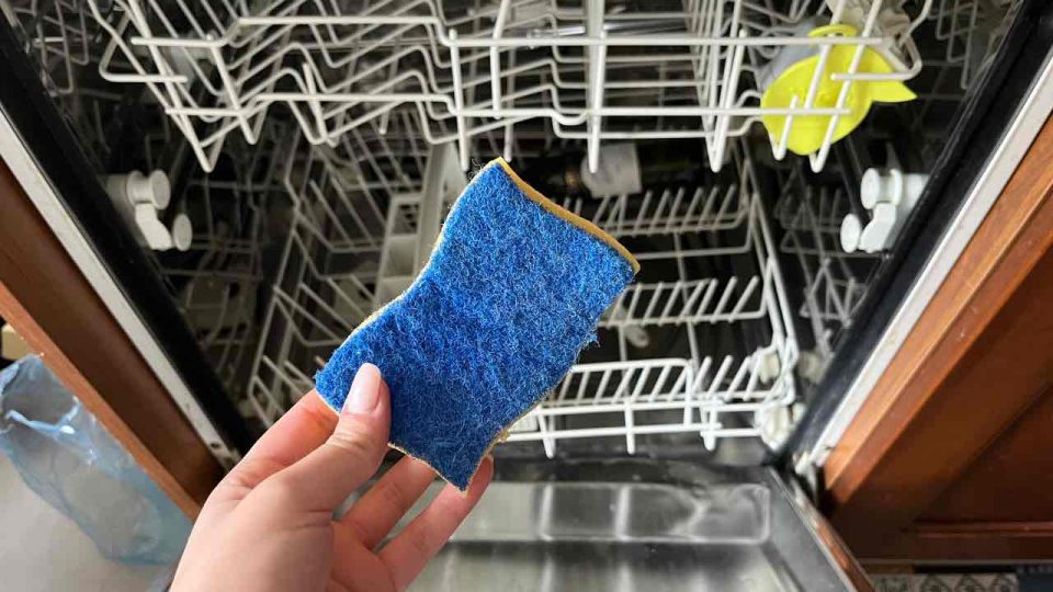 Sorprendente por qué muchas personas ponen esponjas para lavar platos en el lavavajillas