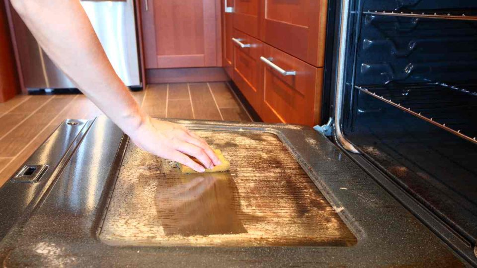 Hazlo después de cada uso y el horno estará siempre limpio: ni una sola mancha de grasa