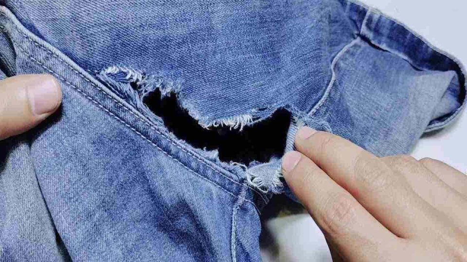Cómo coser un agujero entre las piernas de los jeans sin dejar rastro: prepara tu aguja