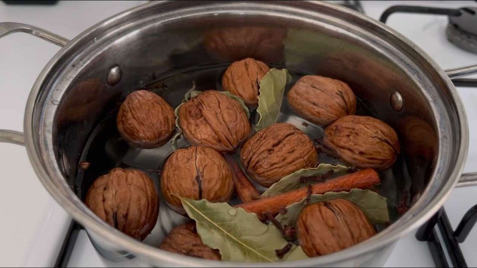 Echar nueces con hojas de laurel en la olla: qué pasa 5 minutos después de hervirlas