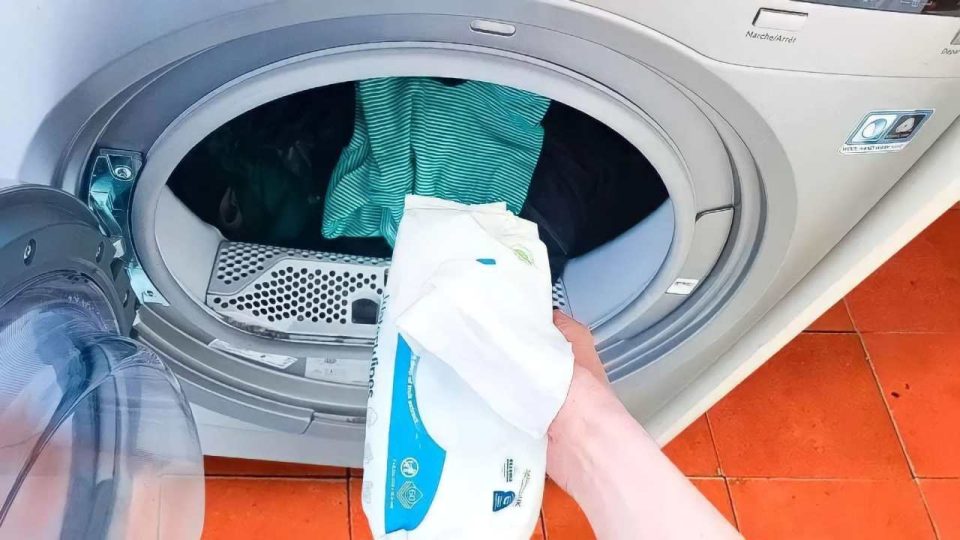 Por qué tantos meten toallitas húmedas en la lavadora: qué pasaría con la ropa