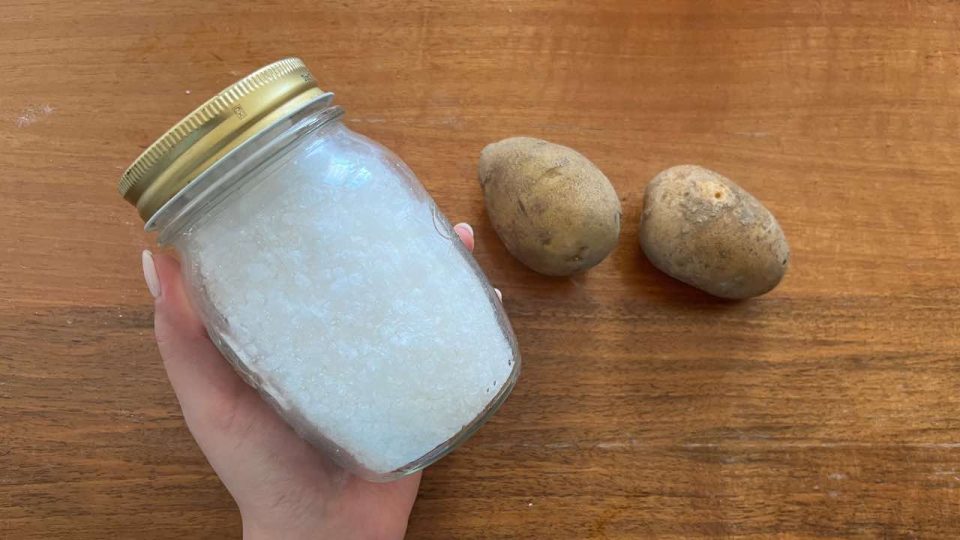 Patatas y sal, el viejísimo truco de limpieza: lo hacían siempre nuestros abuelos