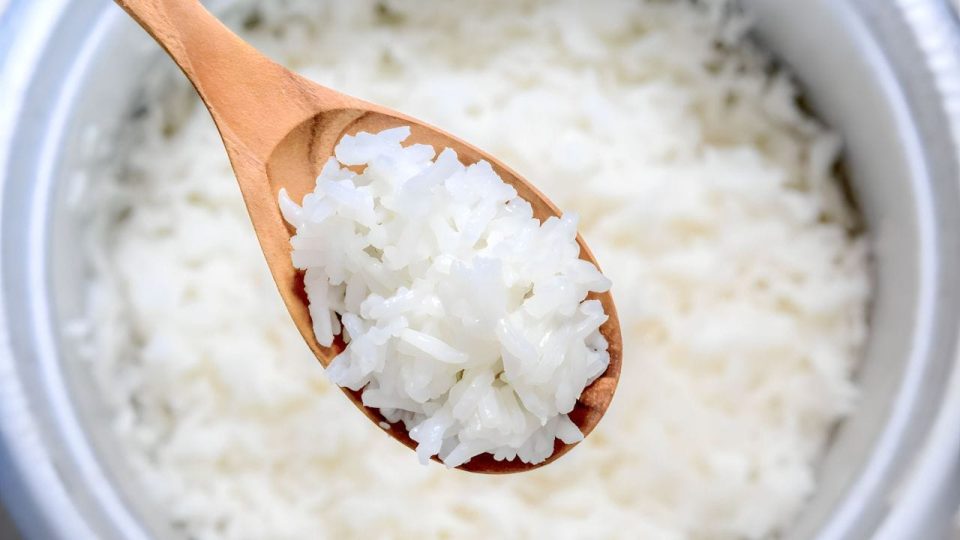 El truco de los chefs asiáticos para evitar que el arroz se pegue al fondo de la olla