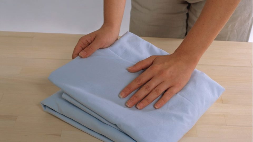 Cómo doblar una sábana bajera sin plancharla: se tarda menos de 2 minutos