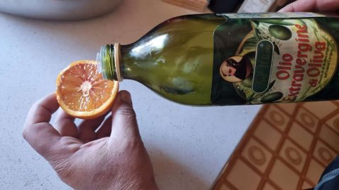 Combinar la naranja con aceite de oliva, vuelve la antigua costumbre de nuestros abuelos: ¿para qué sirve?