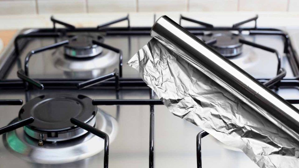 Papel de aluminio en la estufa de la cocina, porque casi todos lo están haciendo.