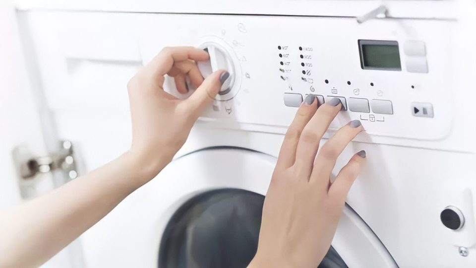 Si haces esto antes de lavar alargarás 10 años la vida útil de la lavadora