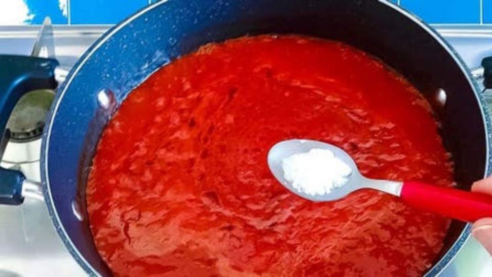 Vierta bicarbonato de sodio en la salsa de tomate, es el secreto del chef: lo que sucede