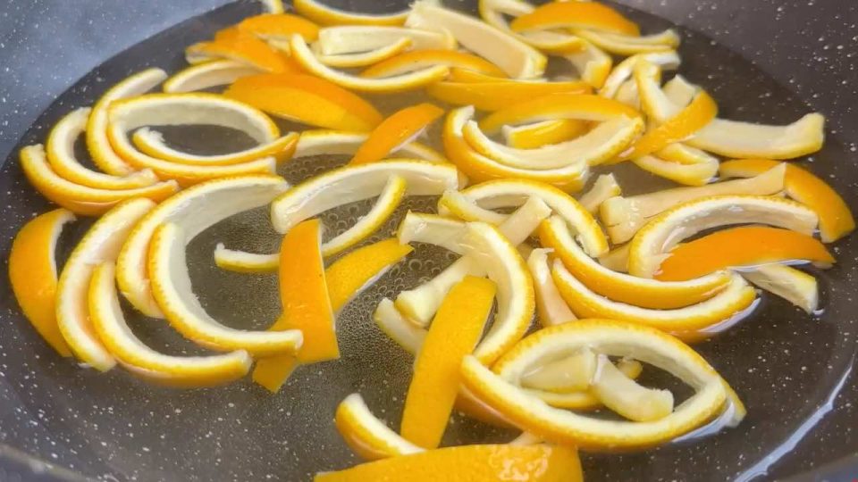 Pieles de naranja, la sorprendente razón por la que tantos las hierven en aceite