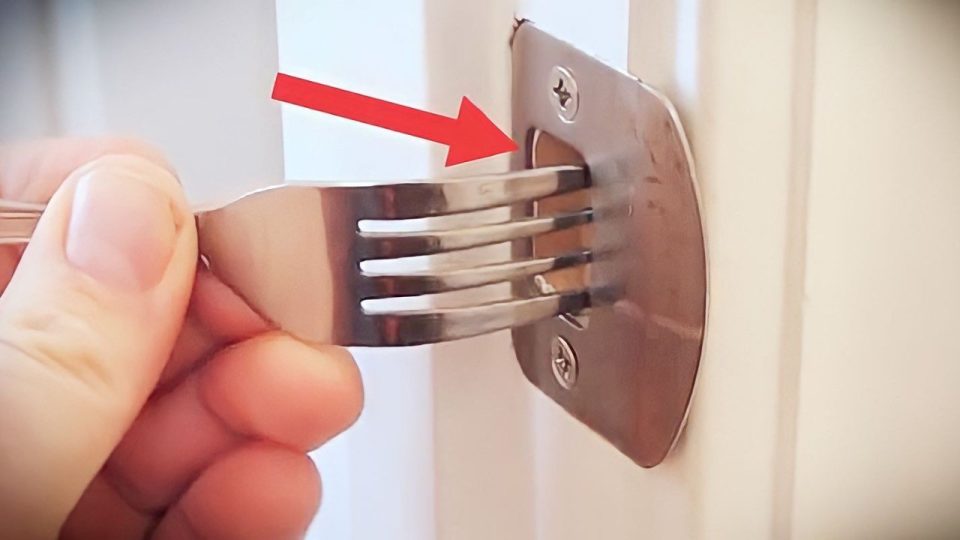 Pon un tenedor en la cerradura antes de irte a dormir: es muy importante