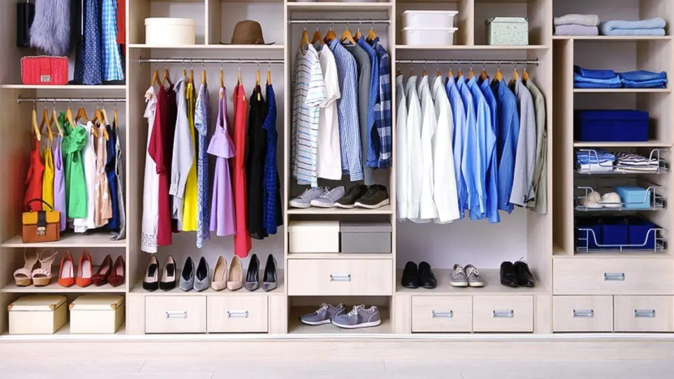 21 ideas para guardar la ropa cuando no tienes espacio en el armario