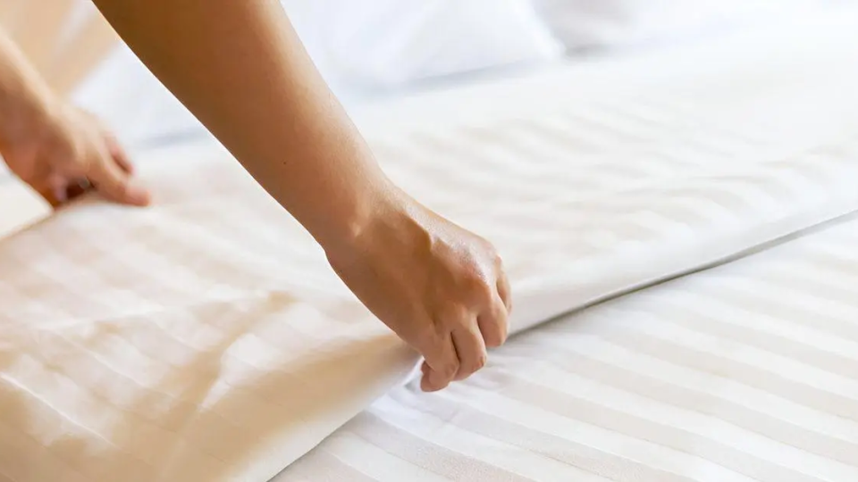 ¿Cómo alisar las sábanas sin plancha?