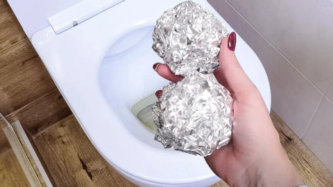 ¿Cómo limpiar la cisterna del inodoro con papel de aluminio?