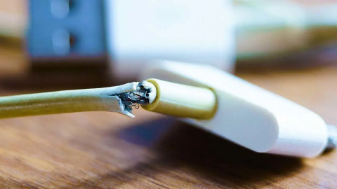 ¿Cómo reparar un cable de celular defectuoso?