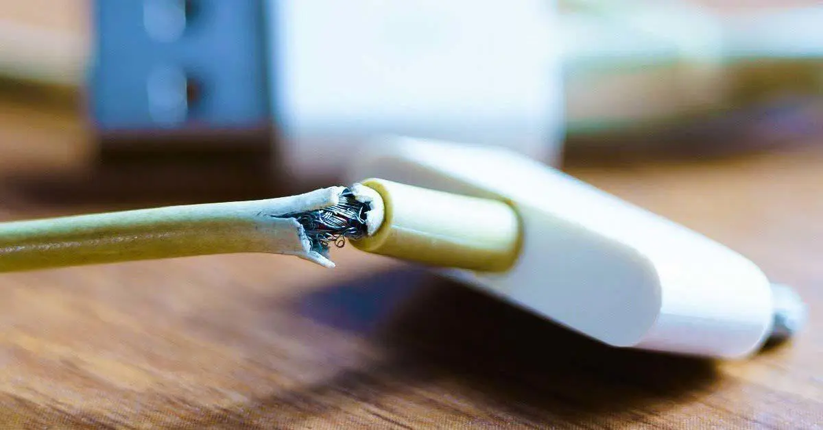 ¿Cómo reparar un cable de celular defectuoso?