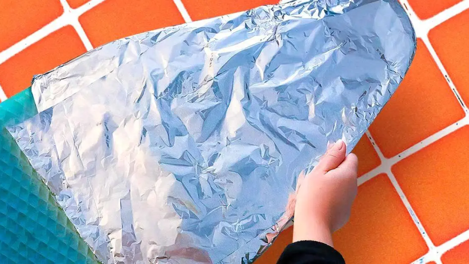 ¿Cómo planchar más rápido con el truco del papel de aluminio?