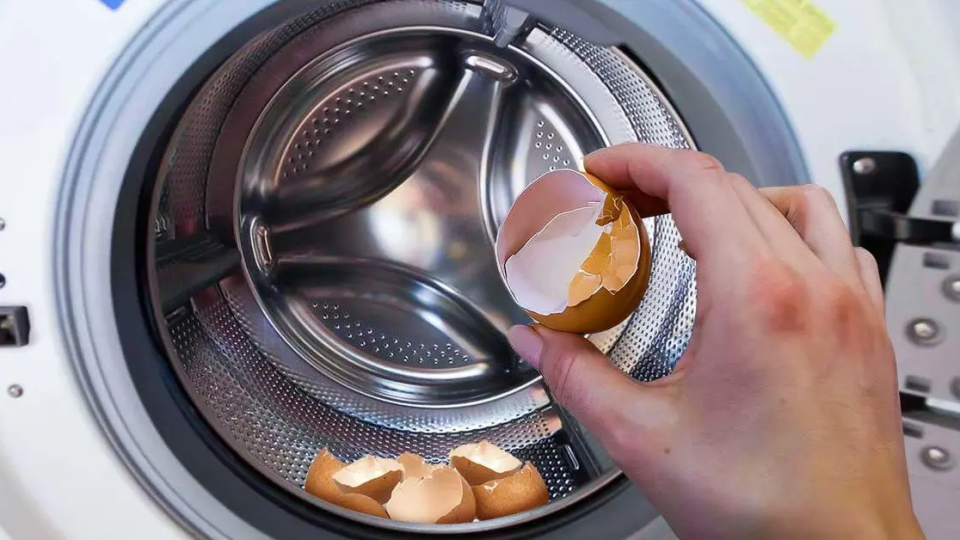 ¿Cómo usar cáscaras de huevo para blanquear la ropa en la lavadora?