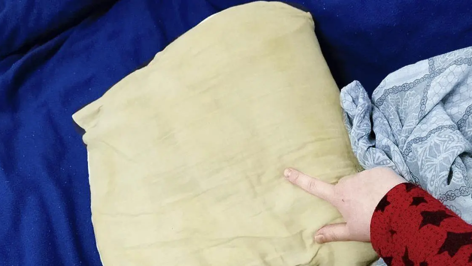 ¿Cómo limpiar y blanquear una almohada amarillenta?