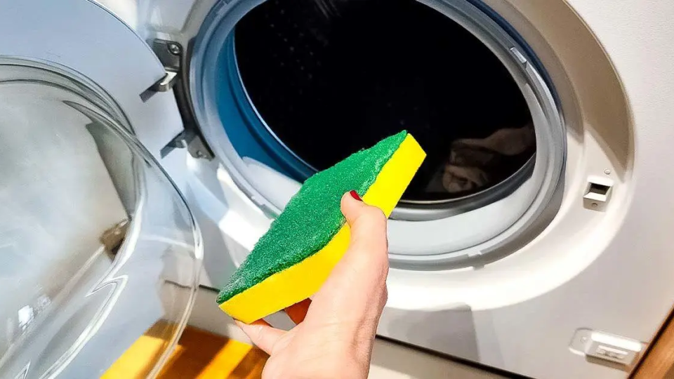 El truco de la esponja: un método desconocido para mantener la lavadora como nueva