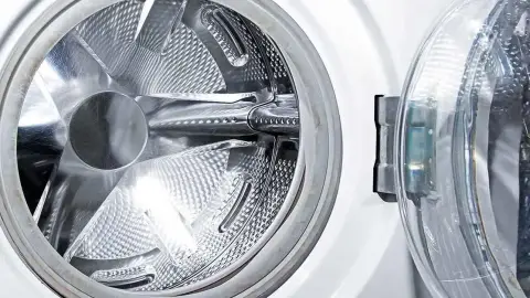 ¿Se debe dejar abierta la puerta de la lavadora? El error común que te puede costar caro
