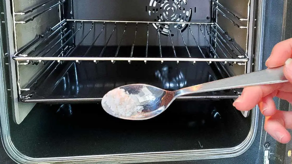 El truco genial para un horno limpio y reluciente: se acabaron las manchas y la suciedad persistentes
