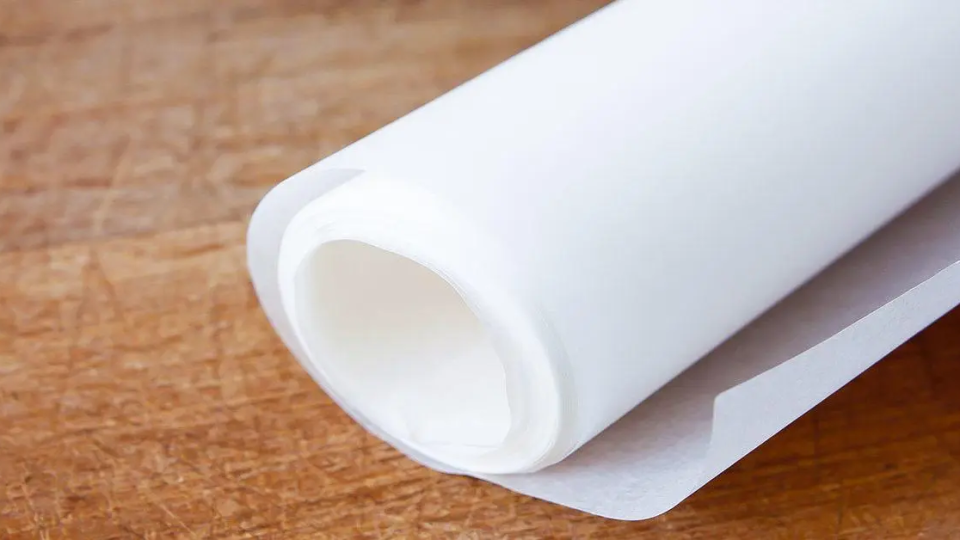 El truco del papel encerado para quitar la grasa y el polvo de la cocina